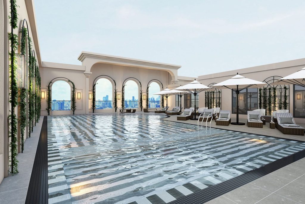Bể bơi ngoài trời trên tầng 36 tại King Palace mang đến tầm nhìn thu trọn Thủ đô Hà Nội.