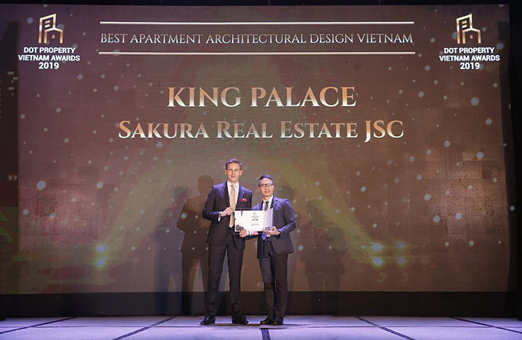 Đại diện chủ đầu tư King Palace (bên phải) nhận giải thưởng của Dot Property Awards.